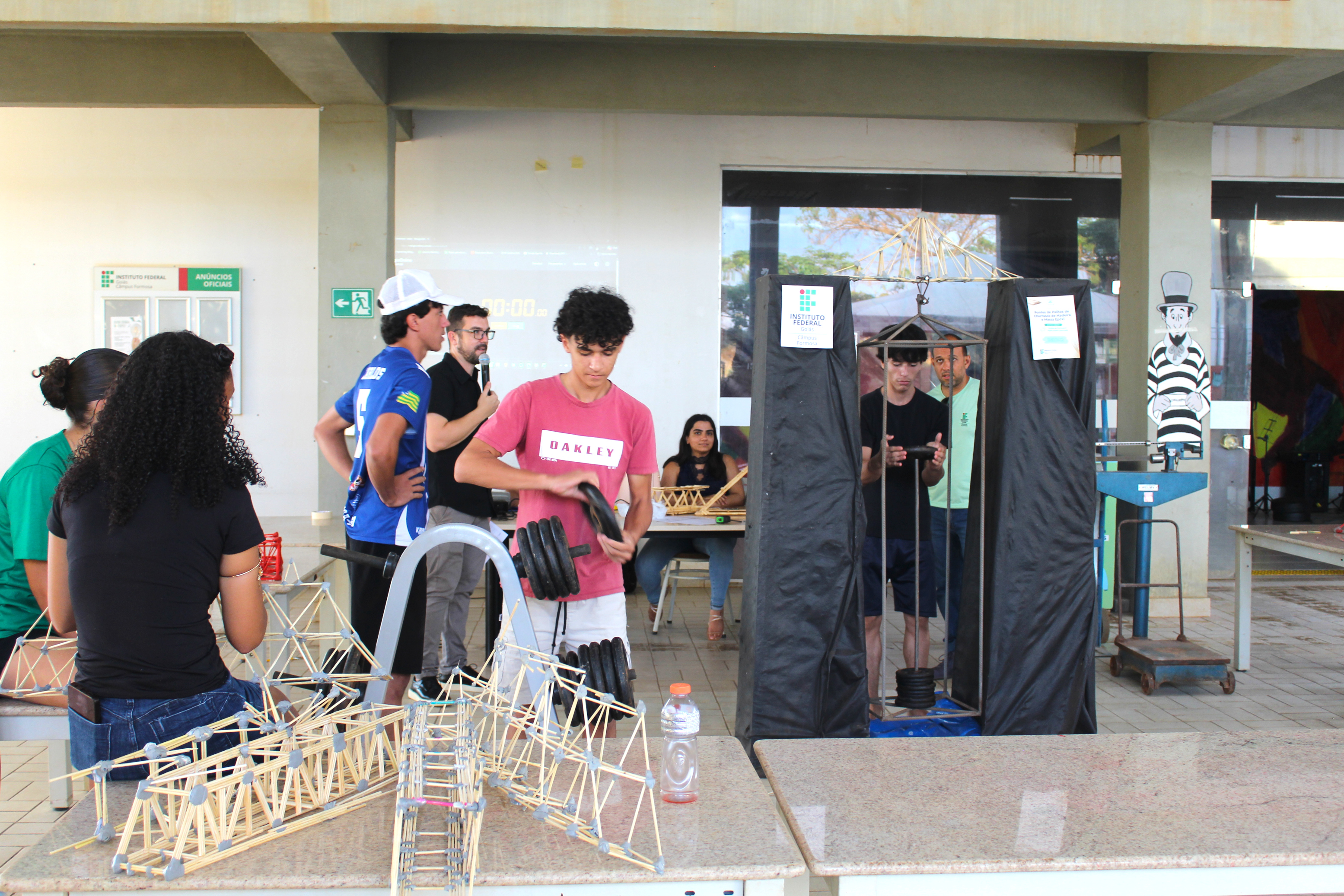 Alunos submetem carga à ponte da equipe